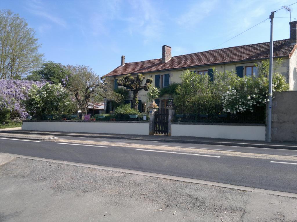 La Maison Jaune Bouresse Exterior photo