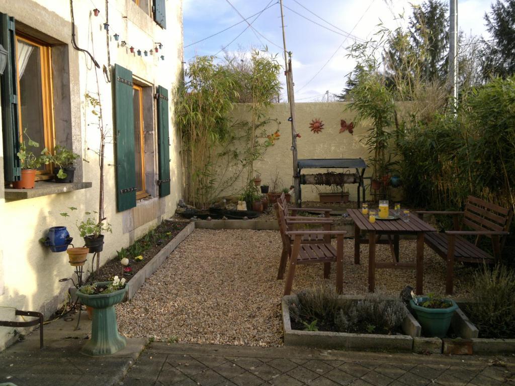 La Maison Jaune Bouresse Exterior photo