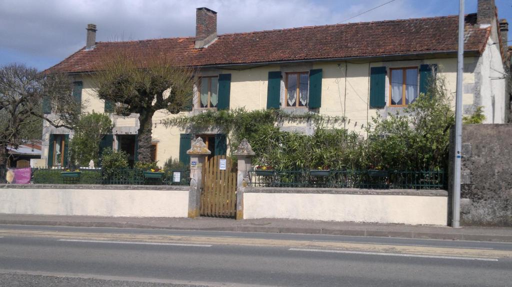 La Maison Jaune Bouresse Exterior photo