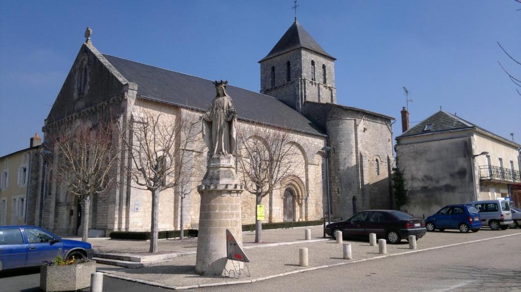 La Maison Jaune Bouresse Exterior photo